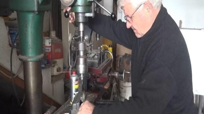 Fotoğrafta G&ouml;rd&uuml;ğ&uuml; Makineyi &Ccedil;izerek İmal Etti