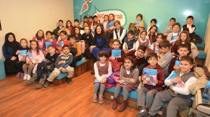 &rsquo;mavinin Mutluluğu&rsquo;nu &Ccedil;ocuklara Anlattı