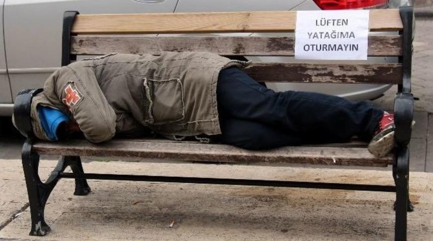 Bankı Mesken Tuttu, &ldquo;l&uuml;tfen Yatağıma Oturmayın&rdquo; Yazısı Astı