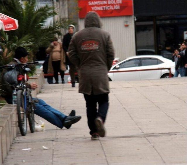 Bankı Mesken Tuttu, “lütfen Yatağıma Oturmayın” Yazısı Astı