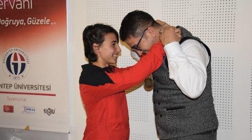 Gaziantep Gen&ccedil;lik Hizmetleri Ve Spor İl M&uuml;d&uuml;r&uuml; Demir&rsquo;e &Uuml;st&uuml;n Hizmet Madalyası