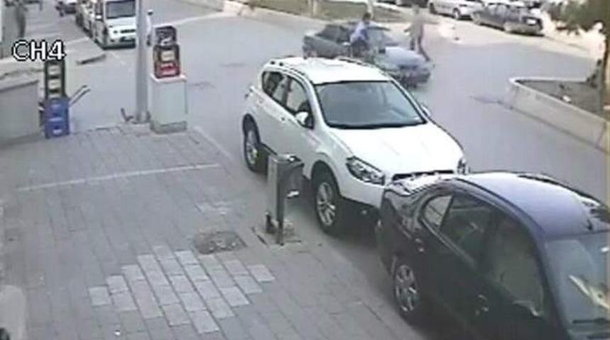 Bisikletli &Ccedil;ocuğun Otomobile &Ccedil;arpma Anı G&uuml;venlik Kamerasına Yansıdı