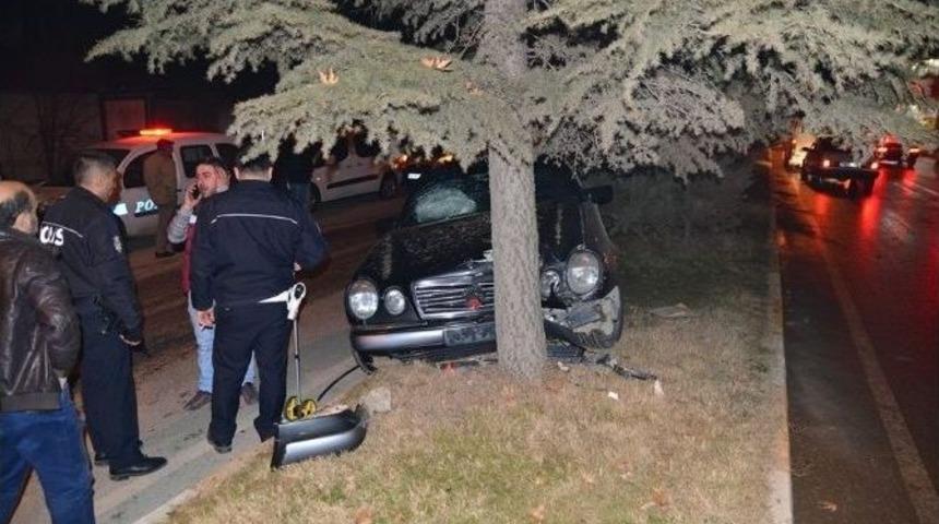 Erbaa&rsquo;da Otomobil Ağaca &Ccedil;arptı: 1 Yaralı