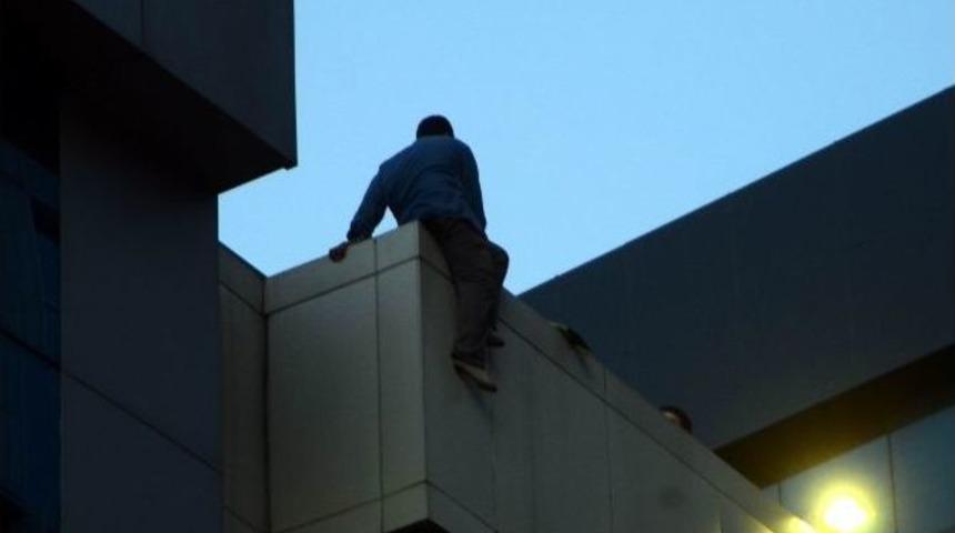 (&ouml;zel Haber) 10. Kez İntihara Kalkışan &ldquo;şovmen&rdquo;, Simit Dolu Tepsiyi Gazetecilere Fırlattı