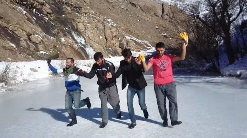 Donan Derenin &Uuml;zerinde Halay &Ccedil;ekip Top Oynadılar