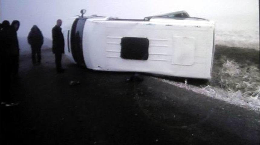 &Ouml;ğrenci Taşıyan Minib&uuml;s Devrildi: 6 Yaralı