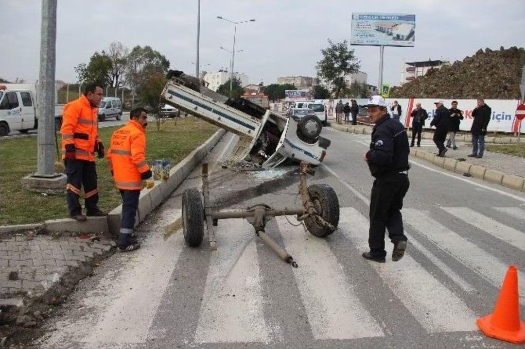 Kazada Hurdaya D&ouml;nen Ara&ccedil;lardan Yara Alamadan &Ccedil;ıktılar