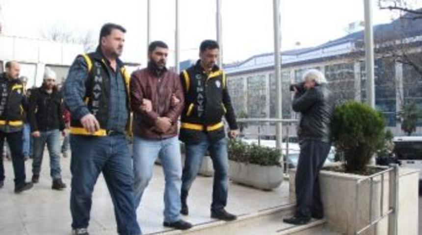 Bir Kişinin &Ouml;ld&uuml;ğ&uuml; Silahlı Kavgada 8 Kişi Adliyeye Sevk Edildi