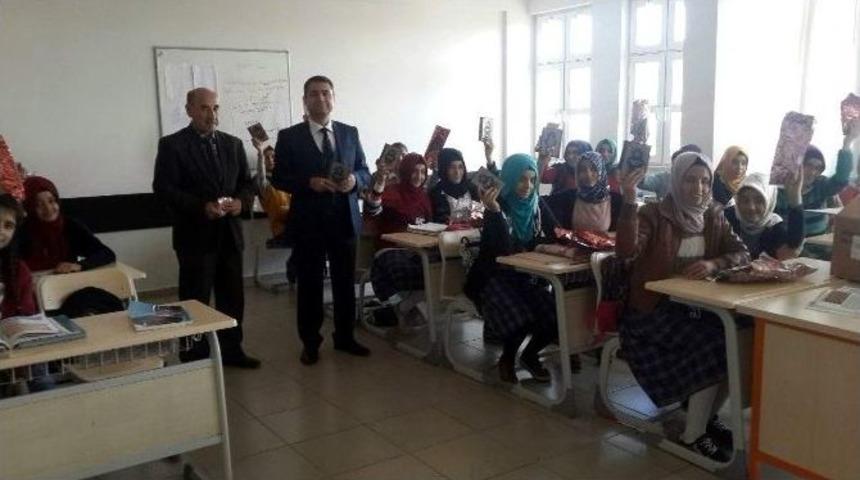Kahta&rsquo;da &Ouml;ğrencilere Kuran-ı Kerim Hediye Edildi