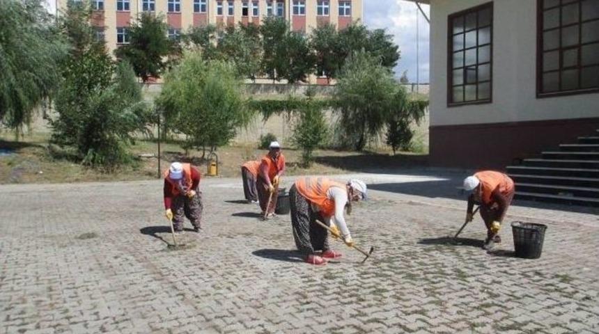 Beyşehir Belediyesi Okul Bah&ccedil;elerini D&uuml;zenliyor