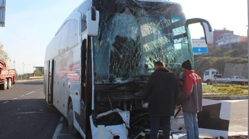 Otob&uuml;s İle Kamyonet &Ccedil;arpıştı: 3 Yaralı