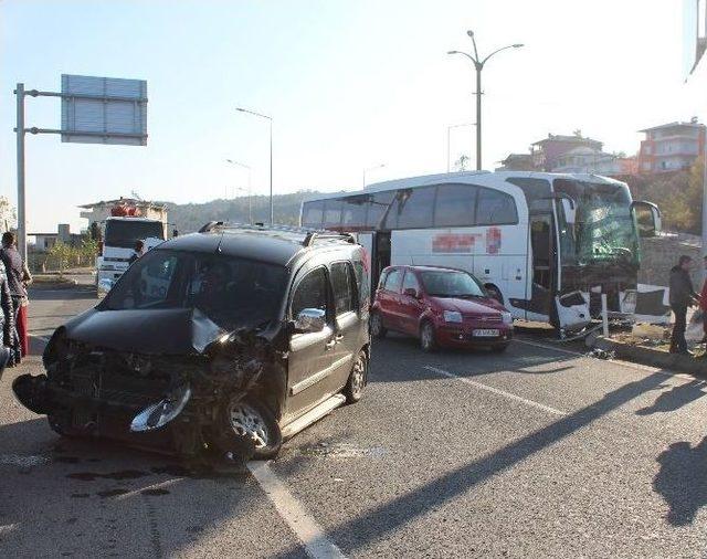 Otobüs İle Kamyonet Çarpıştı: 3 Yaralı