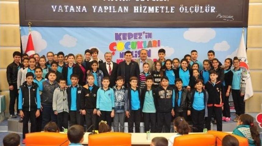 T&uuml;t&uuml;nc&uuml; &Ouml;ğrencilerin Taleplerini Not Aldı