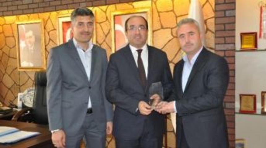 Hayrat İnsani Yardım Derneğin&rsquo;den Başkan Mustafa &Ccedil;&ouml;l&rsquo;e Teşekk&uuml;r Ziyareti