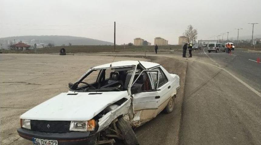Kavşağa Kontrols&uuml;z Giren Minib&uuml;s Otomobille &Ccedil;arpıştı: 4 Yaralı
