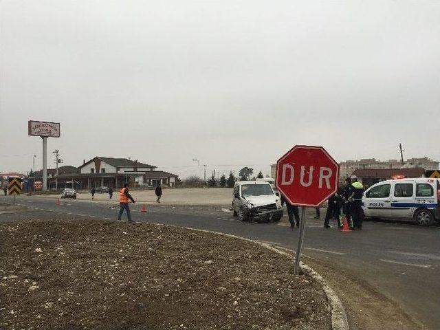 Kavşağa Kontrolsüz Giren Minibüs Otomobille Çarpıştı: 4 Yaralı