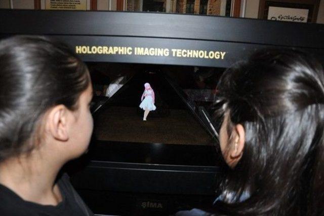 Ortaokul Öğrencilerine Hologram Semineri Veriliyor