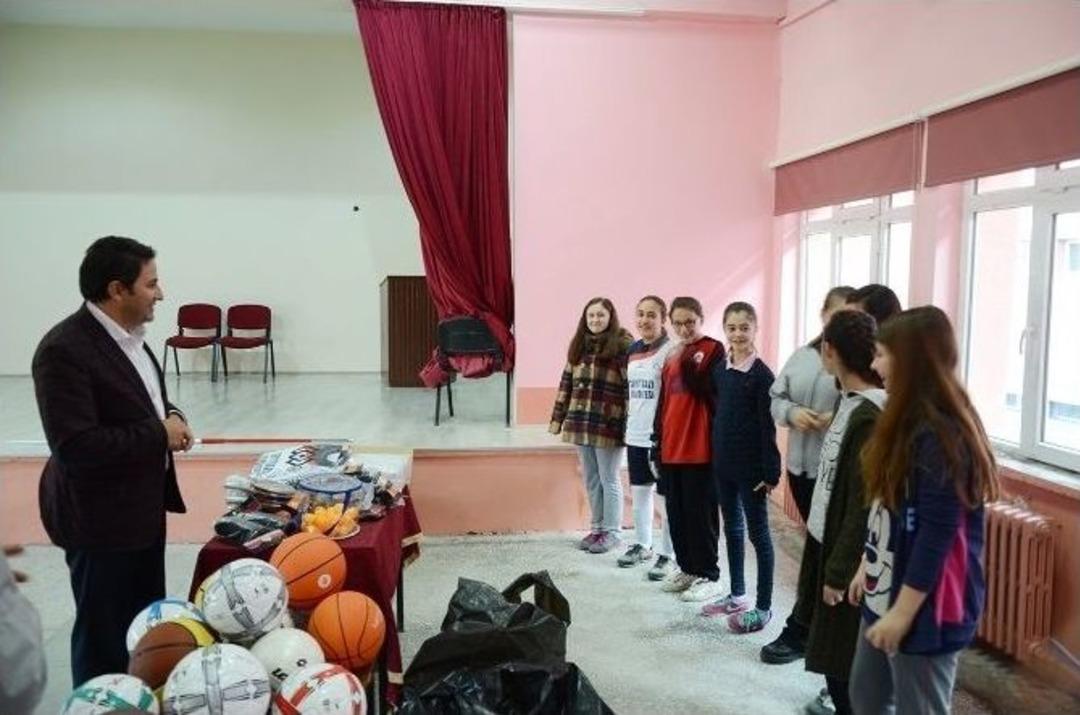 Seyitgazi Belediyesi Okul Takımlarına Desteğini S&uuml;rd&uuml;r&uuml;yor