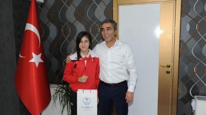 Trabzonlu Minik Bayan G&uuml;reş&ccedil;iler Balkan Şampiyonası&rsquo;ndan Altınla D&ouml;nd&uuml;