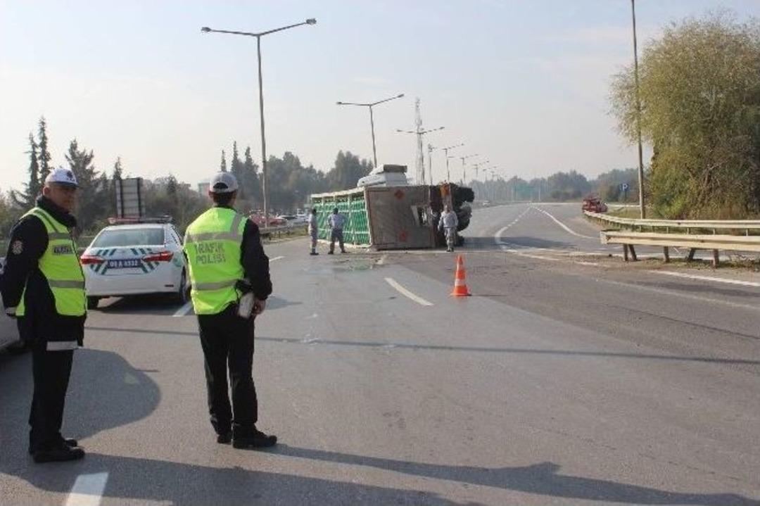 Oksijen Gazı Taşıyan Tır Devrildi, Patlama İhtimali Nedeniyle Aydın-izmir Otobanı Trafiğe Kapatıldı