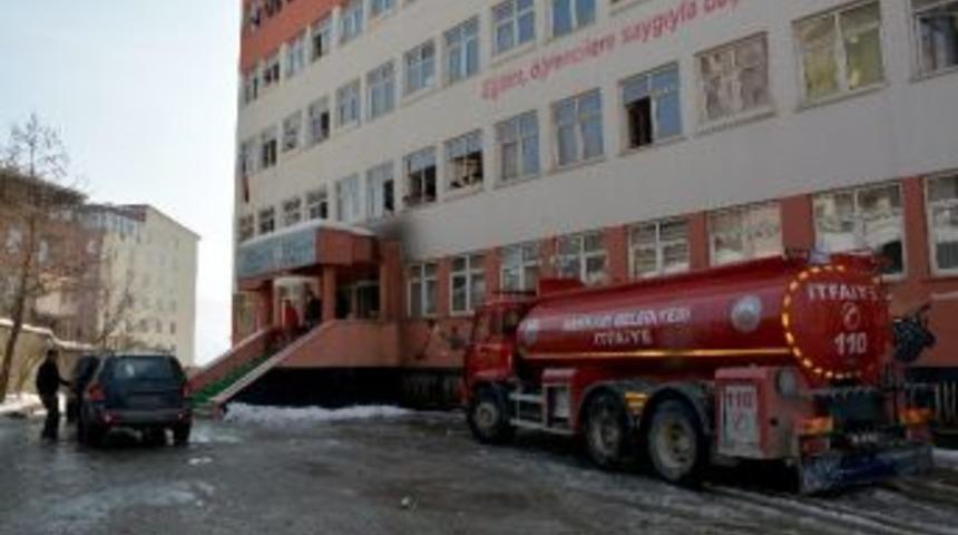 Hakkari&rsquo;de İki Okulun Su Şebekesi Bozuldu