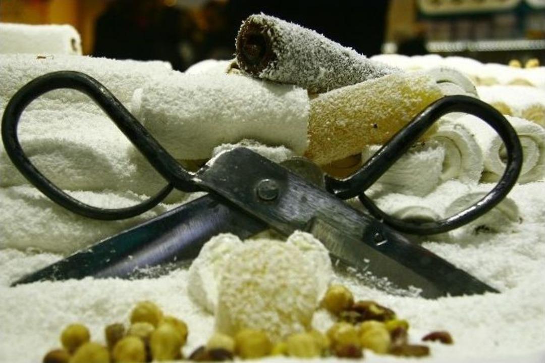 Afyonkarahisar&rsquo;da Bin 103 &Ouml;ğrenci Aynı Anda Lokum Yiyerek D&uuml;nya Rekoru Kırdı