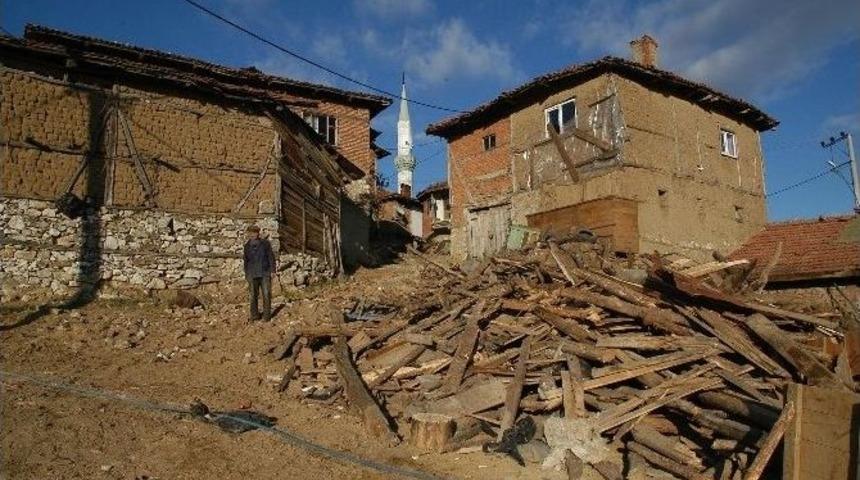 Keles&rsquo;te Metruk Binalar Yıkılıyor