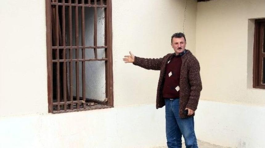 Hırsızlar Tarihi Camiyi Talan Etti