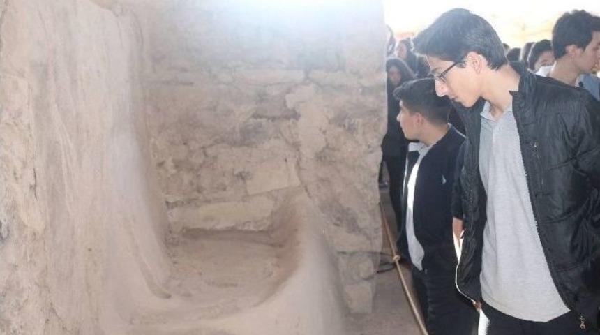 &Ouml;ğrenciler, Aslantepe&rsquo;yi Gezdiler