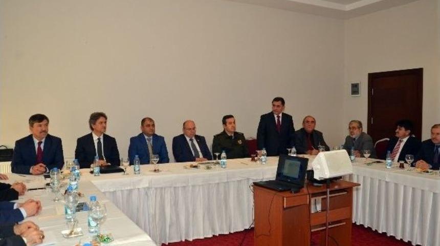 Vali &Ccedil;i&ccedil;ek, İl&ccedil;e M&uuml;ft&uuml;leri İle Bir Araya Geldi