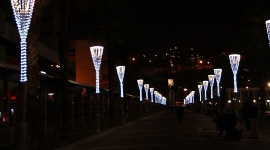 Yeni Yıl Coşkusu İzmir&rsquo;i Rengarenk Yaptı