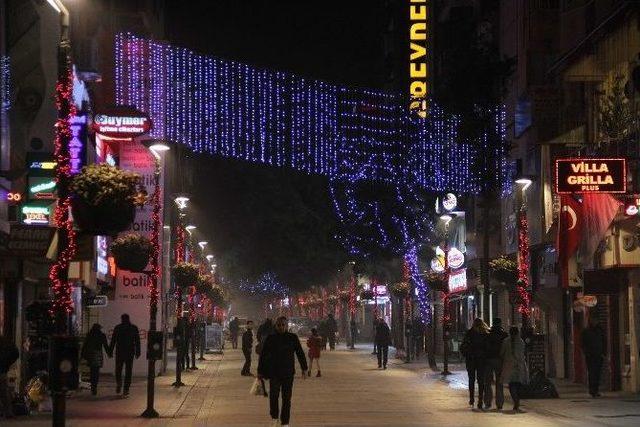 Yeni Yıl Coşkusu İzmir’i Rengarenk Yaptı