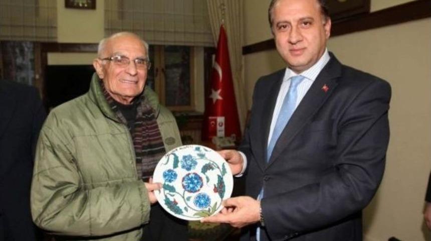 Huzurevi Sakinlerinden Vali &Ccedil;omaktekin&rsquo;e Ziyaret