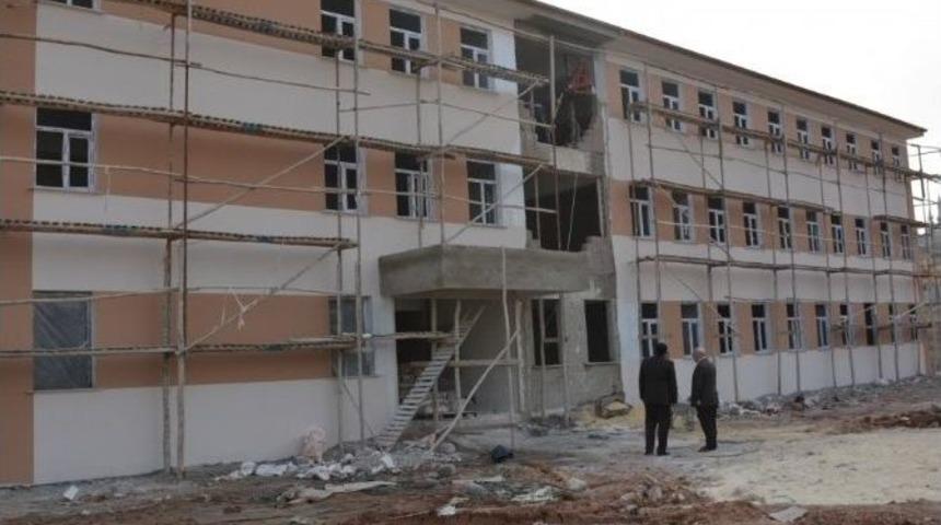 Milli Eğitim M&uuml;d&uuml;r&uuml; Sevgili, Yapımı Devam Eden Okul İnşaatlarını Gezdi