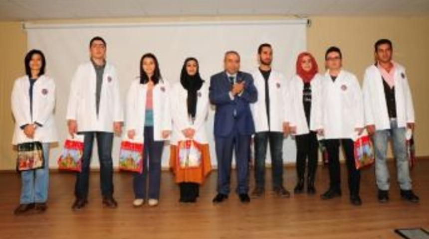 Tıp Fakültesi Öğrencilerine Önlük Giydirildi