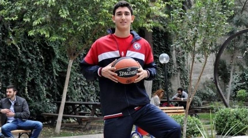 2.06’lık Boyuyla “en Küçük” Oldu