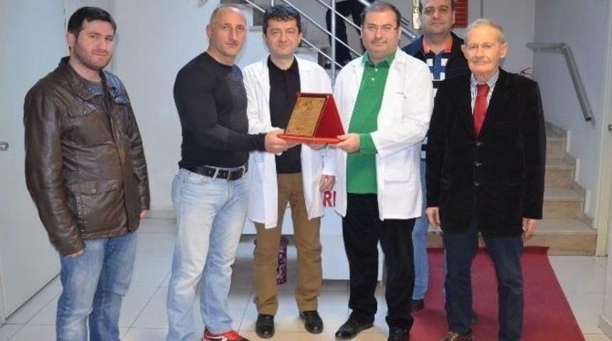 D&uuml;nya 8.&rsquo;sine Doktorlardan Plaket