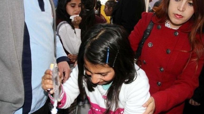 Zehirlenme Ş&uuml;phesiyle 40 &Ouml;ğrenci Hastaneye Kaldırıldı