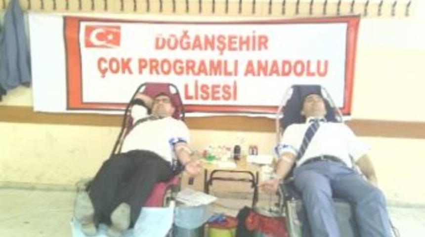 Doğanşehir &Ccedil;ok Programlı Anadolu Lisesi&rsquo;nden Kızılay&rsquo;a Destek