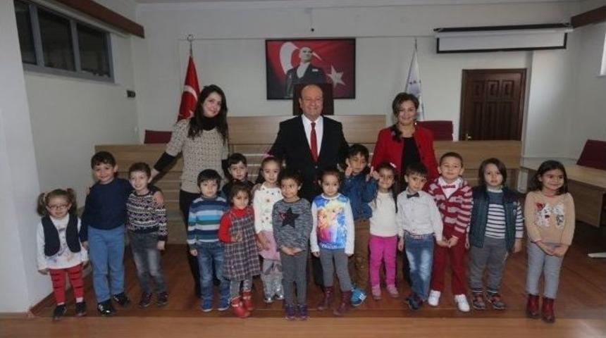 Başkan &Ouml;zakcan, Minik &Ouml;ğrencileri Ağırladı