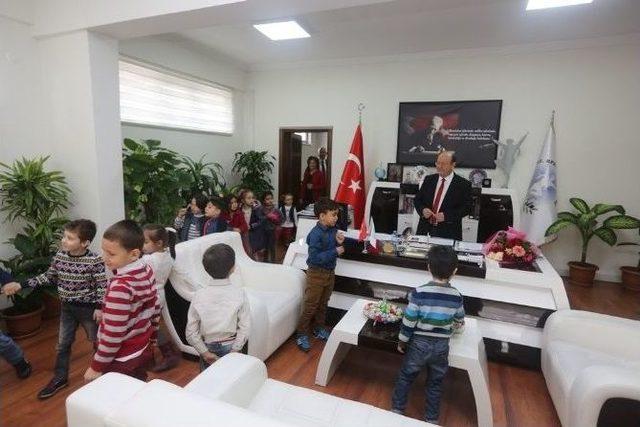 Başkan Özakcan, Minik Öğrencileri Ağırladı