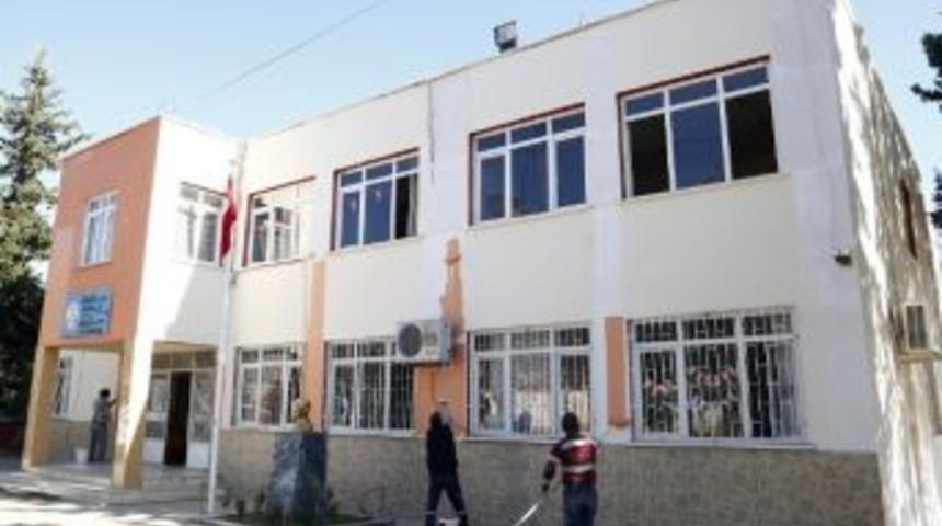 Erdemli Belediyesi Okulları Boyamaya Devam Ediyor