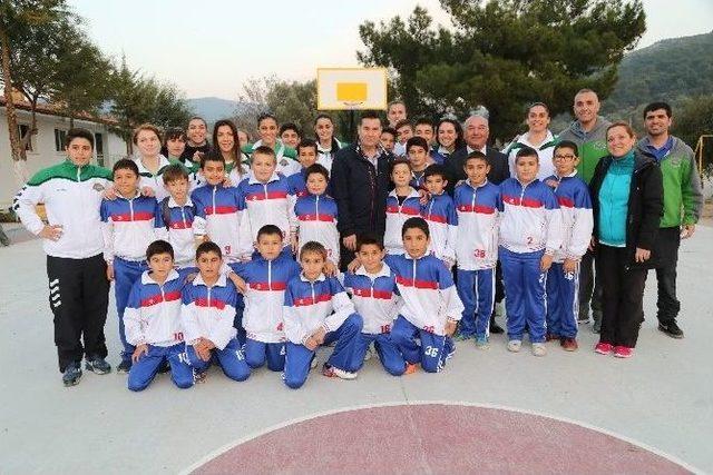 Bodrum Belediyesi’nden Okula Basketbol Sahası