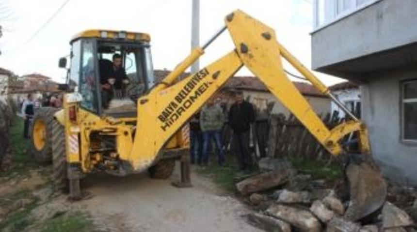 Balya&rsquo;da Başkan Kılı&ccedil; Bir Koltukta Beş Karpuz Taşıyor