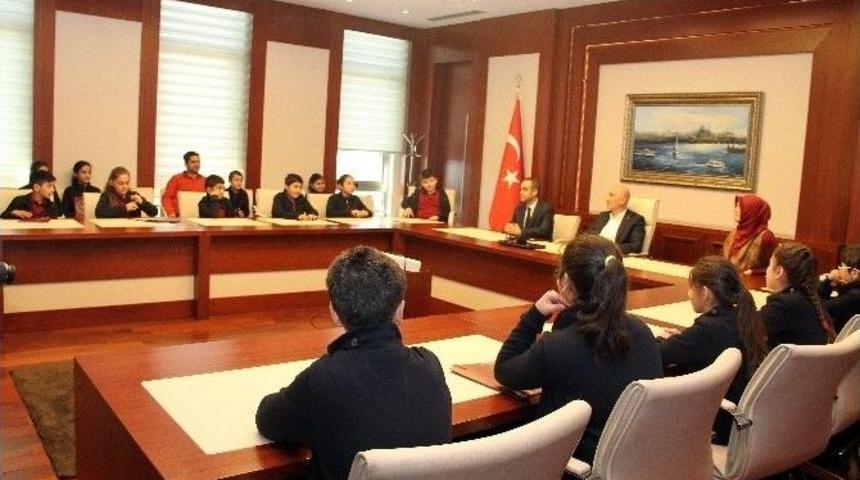 Erdemli Gen&ccedil;lerden Hk&uuml;&rsquo;ye &rsquo;enerji&rsquo; Ziyareti