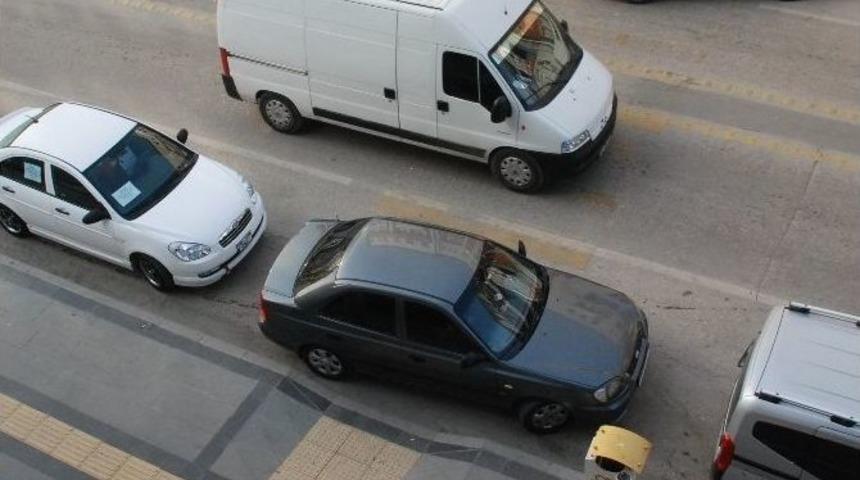 Hem Yaya Ge&ccedil;idini Hem De Engelli Yolunu İşgal Etti