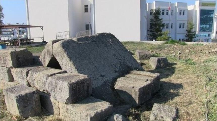 Tarihi Mezar Ve &Ccedil;evresi Temizlendi