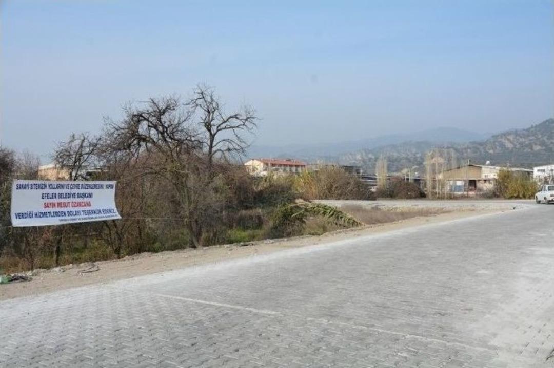 25 Yıllık Sorunun &Ccedil;&ouml;z&uuml;m&uuml;ne Pankartlı Teşekk&uuml;r