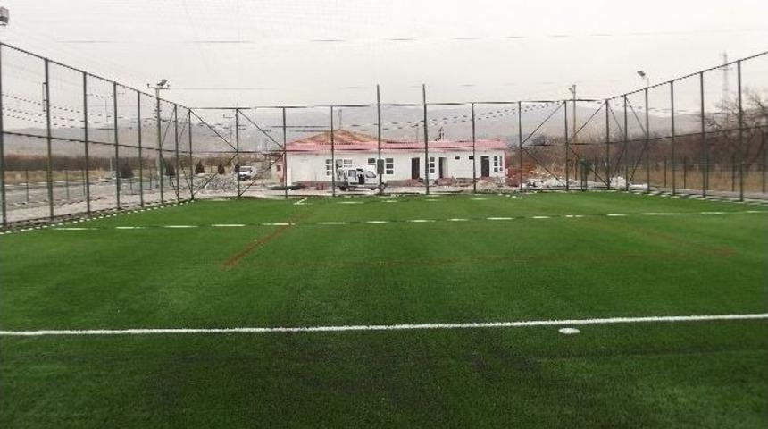 Ak&ccedil;adağ Halı Saha Tesisleri Yenileniyor&rlm;