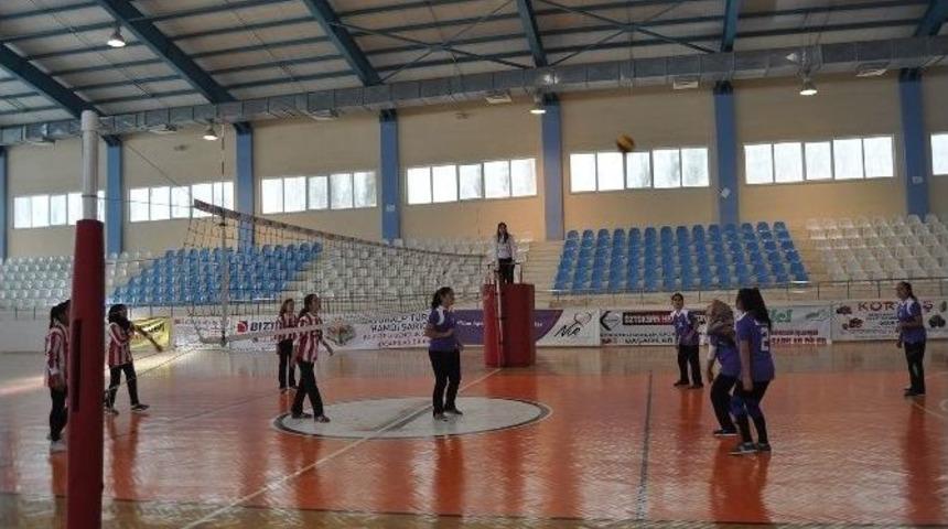 Gen&ccedil;ler Ve Yıldızlar Voleybol Turnuvası Devam Ediyor